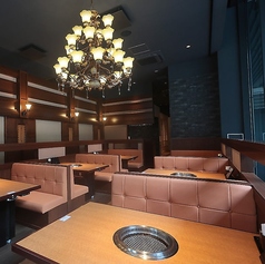 【テーブル席:4名様用】ゆったりとくつろげる人気のお席。シャンデリアがきらめき、明るく上質な雰囲気を楽しめる店内には、落ち着いたベージュ色のベンチシートの4名掛けボックス席をご用意◎清潔感と解放感のあるリラックス空間は、女子会やご家族でのお食事にぴったり♪