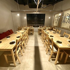 2階席は、10名様から20名様までの団体様にご利用いただける個室仕様となっております。完全にプライベートな空間は、接待や顔合わせ、女子会など特別な利用シーンに最適です。板長の自慢の逸品と厳選された飲み物で、周囲を気にせず、得られる喜びを共有し、記憶に残る感動的な時間をお過ごしください。