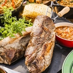 ジューシーな肉を香ばしく焼き上げたシュラスコは絶品です♪食べる分を切り分けてくれるのも魅力的★