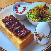 朝8時から営業しており、一日のスタートに最適なモーニングやブランチをご用意しています！お洒落な店内で、ゆったりと朝食を楽しめるのが魅力です。あずきトーストやトーストプレートなど、こだわりのメニューで優雅な朝の時間をお過ごしください。ママ会や女子会にもオススメの朝活を当店でどうぞ♪
