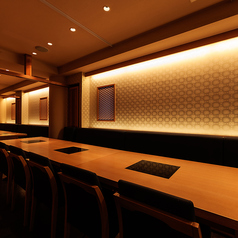 各種宴会や催しに便利な貸切のご相談も承っております。大人数での集まりでも、一体感のある広々とした空間で、自慢のコース料理をゆったりとお楽しみいただけます。歓送迎会や忘新年会など、季節のイベントに合わせたレイアウト変更も柔軟に対応可能です。こだわりの空間を独占して、特別な宴の時間をお楽しみください◎