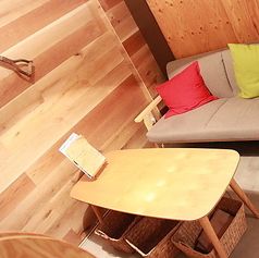 隠れ家のような温かみあるソファー席は、つい長居したくなる“くつろぎバル空間”。写真にも映える柔らかい雰囲気で、ゆるっと飲みたい夜におすすめです。