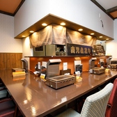 店内は全てのお席で禁煙とさせていただいております。清潔で快適な空間で、お食事の香りを存分にお楽しみいただけます。お祝いやご家族での団らんなど、どなた様も気兼ねなく大切なひとときをお過ごしいただける環境を整えています。