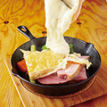 料理メニュー写真 厚切りベーコンと温野菜ラクレットチーズ