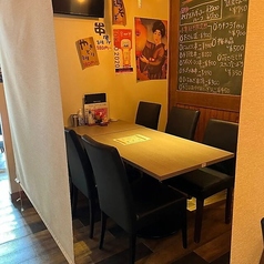 《半個室》店内には、ロールカーテンで仕切れる6名様用の半個室席を3卓ご用意しております。視線をやわらかく遮ることで、周りを気にせずリラックスして過ごせる落ち着いた空間です。