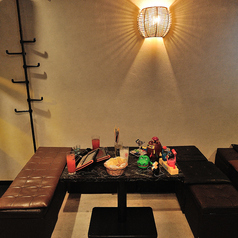 ゆったり座れるソファー席は、親密になれる社交の場を演出♪飲み放題＆歌い放題をみなでワイワイとお楽しみください！バースデーや歓送迎会などにも◎