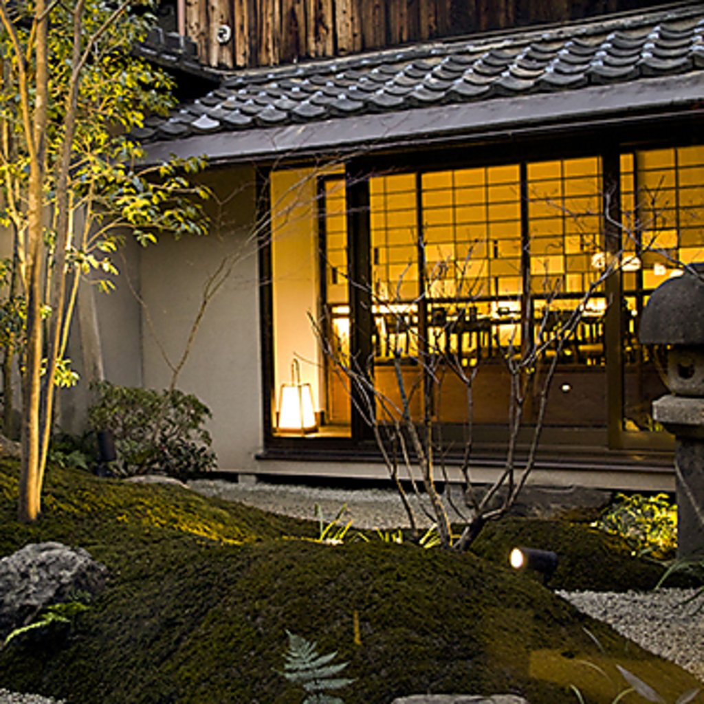 和モダンなデザインの中庭を眺めながらご堪能頂くお食事は最高です。ご会食などに是非ご活用下さい。