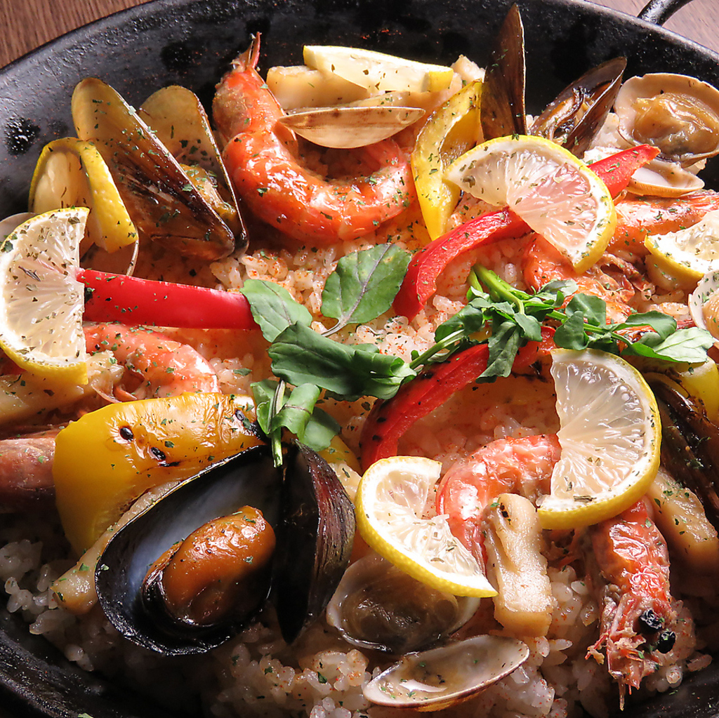 海の幸をたっぷり使った「魚介のパエリア」は、ぜひ一度は召し上がっていただきたい自慢の逸品です！