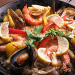 海の幸をたっぷり使った「魚介のパエリア」は、ぜひ一度は召し上がっていただきたい自慢の逸品です！