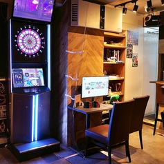 壁際に配置された落ち着きある空間で、会話を楽しみながらゆったり過ごせます。ネオンが灯る店内はおしゃれで、デートや友人とのサシ飲みにぴったり。お酒と一緒に特別な時間をお過ごしください。無料でゲームができるのも魅力♪