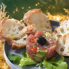 マグロとアボカドのタルタル　セルクル仕立て