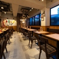 【２階テーブル席】JR 蕨駅の東口すぐ♪ムーディーな間接照明が灯る店内。カジュアルでオシャレな雰囲気は会社宴会にも☆