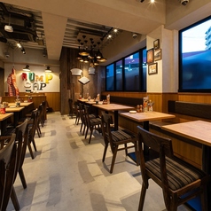【2階テーブル席】JR 蕨駅の東口すぐ♪ムーディーな間接照明が灯る店内。カジュアルでオシャレな雰囲気は会社宴会にも☆
