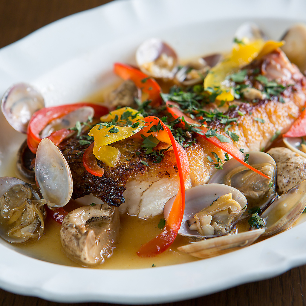 白身魚と彩野菜のアクアパッツァ 2,398円（税込） 旬の白身魚とアサリの出汁を使った一品