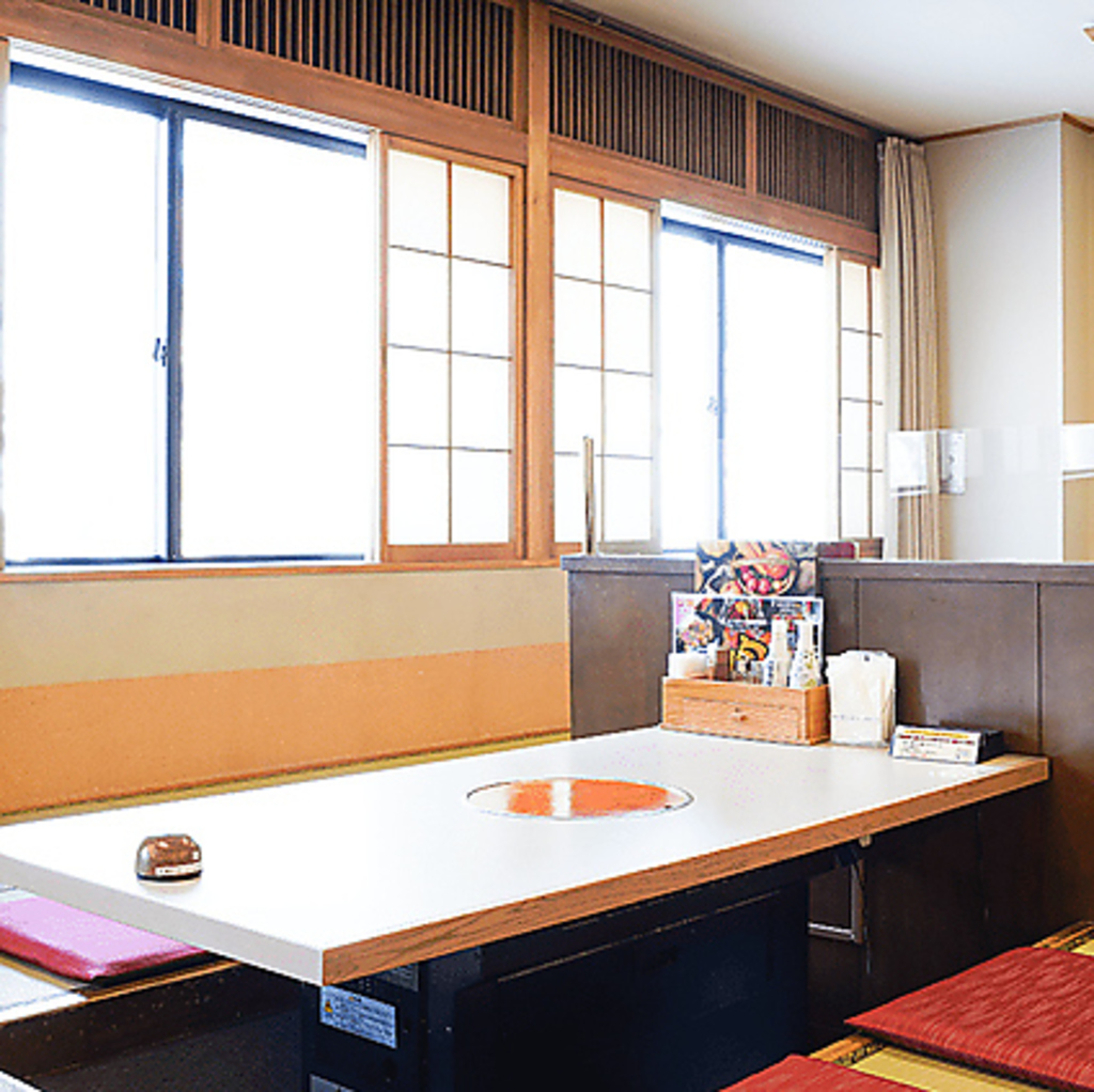 掘りごたつ席のご用意もございます。足を伸ばしてゆったりお寛ぎいただける席でリラックスした時間を