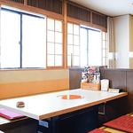 掘りごたつ席のご用意もございます。足を伸ばしてゆったりお寛ぎいただける席でリラックスした時間を