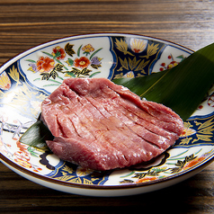 店内カットの厚切り牛タンは必食の逸品!!