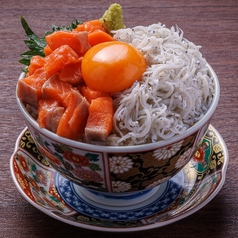 サーモンと釜揚げしらす丼