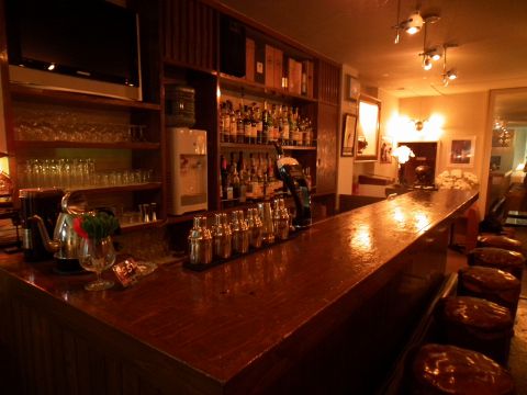 モルトウィスキーとシガーが自慢の街中の隠れ家BAR。ダーツを愉しみながらのお酒も◎
