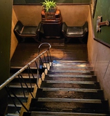 １階と２階を繋ぐ真鍮のステップがついた階段。座るだけで絵になる革張りのベンチシートも。