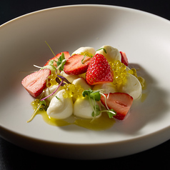 モッツァレラと旬フルーツのカプレーゼ仕立て
