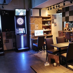 仲間との飲み会や二次会にぴったりの広々テーブル。ダーツマシンで、遊びながら会話も楽しめる開放的な雰囲気です。飲み放題と組み合わせればコスパ抜群！グループ利用で盛り上がる夜に最適な席です。