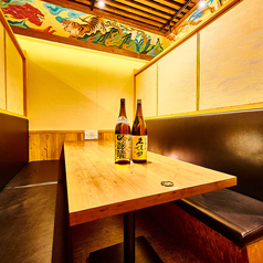 【4名～6名様テーブル】開放的な造りでゆったりとお過ごし頂けるお席となっています。お席のみのご予約も受付中！新宿駅徒歩1分！駅近で集まりやすい立地♪周りを気にせず楽しめる空間で、最高のひと時を過ごしてみませんか？