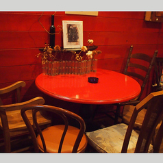 4名様～6名様までご利用可能の赤いテーブル席！お店のコンセプトである【赤】一色の雰囲気を楽しむならココ！
