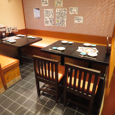 最大4名様でご利用可能なテーブル席を、全6卓ご用意しております。複数卓一緒にご利用が可能なテーブルもあるため、様々な人数でご利用ください。