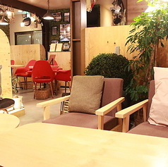 地元食材の彩り豊かな料理を、ふかっと心地いいソファーでリラックスしながら味わえる特別席。友人との語らいにも、ゆっくり料理を楽しむ夜にも最適です。