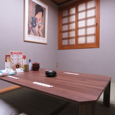 6名用の個室席は、リラックスした雰囲気で串カツを楽しむことができます。友人や大切な人との特別な食事に最適な空間ですので、ぜひご予約ください。