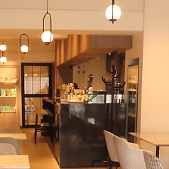 カウンター席はおひとり様でも気軽に利用できるスペース。スタッフとの距離も近く、会話を楽しみながら食事をしたい方にもおすすめ。サクッとワイン1杯だけ、という使い方にもフィットする自由な雰囲気が魅力です。