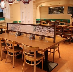 温かみのある木製テーブルとソファー席が揃い、リラックスできる居心地の良い空間です。