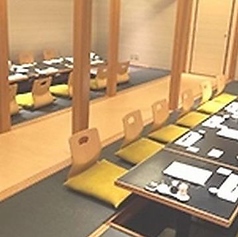 最大36名様まで一堂に会することができる大型の掘りごたつ個室です。地域のお集まりや結婚式の二次会など、団体様での貸切利用にも柔軟に対応いたします。一体感を重視した広大な空間は、大規模な宴会を盛り上げるのに最適な環境です。幹事様も安心の広々としたお席で、活気あふれる宴のひとときをどうぞ。