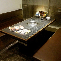 【店舗貸切：60～98名様】和傘が彩る和空間を丸ごと貸し切って過ごす至福の時間。60～最大98名様までご案内可能な店舗貸切は、同窓会や大人数での大規模な会社宴会などに最適。和傘が飾られた情緒あふれる店内を独占し、他のお客様を気にすることなく、心ゆくまで焼肉を存分にお楽しみいただけます。