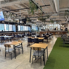 白を基調としたスタイリッシュな店内は、結婚式二次会や同窓会、大型パーティーなど、大切な方々と過ごす特別な時間に最適。25名様から最大150名様まで対応可能な広々とした空間で、自慢の料理を囲みながら心弾むひとときをお過ごしいただけます。大人数での開催や演出のご相談も、どうぞお気軽にお問い合わせください。