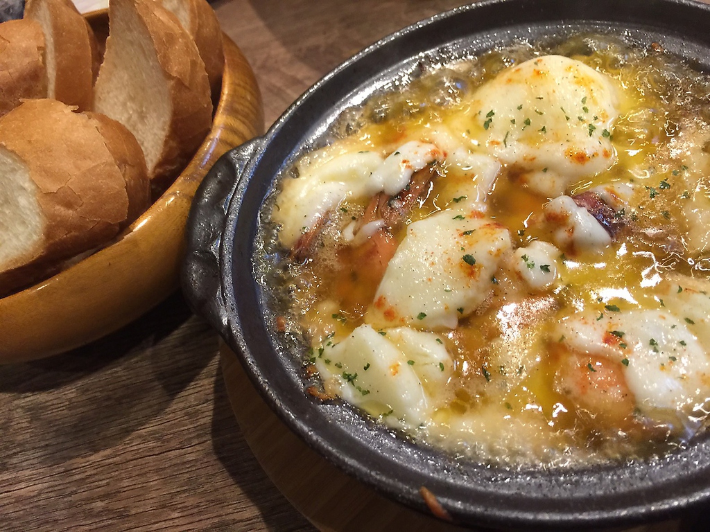 数あるアヒージョでも一番人気！エビとモッツァレラチーズのアヒージョ(バケット付)