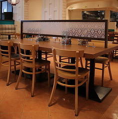 真ん中に仕切りのあるテーブル席はカウンター風にお使いいただけます。お一人様でもデートにも最適です。