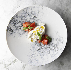 フルーツトマトとブッラータのカプレーゼサラダ