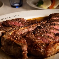 900℃の特注オーブンで焼き上げるTボーンステーキ