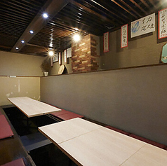 ほっと落ち着く座敷席☆靴を脱いでリラックスしながら、心ゆくまでお食事を楽しめます。友人や家族との団らんにぴったりで、温かみのある雰囲気が心を和ませてくれます。大切な人との会話を楽しみながら、ゆったりとした時間をお過ごしください。特別なお祝い事や宴会にも最適な空間で、心に残るひとときを演出いたします。