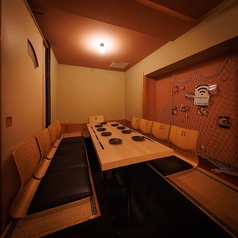 8～10名様用個室会社の同僚やご家族との集まりにおすすめの個室席。広々とした空間で賑やかな宴会も可能。プライベート空間なので周囲を気にせず盛り上がれるのが嬉しいポイント。