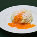 料理メニュー写真 とろ～り卵の燻製チーズ ポテサラ