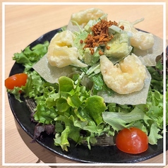 アボカドとエビのぱりぱりサラダ