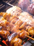 1本110円(税込)～全約40種類の串が楽しめます！鶏肉は県内産朝びき鶏、牛・野菜は国内産♪海鮮も◎！