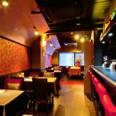 6名様まで利用可能なカウンター席をご用意しております。一人でもカップルでも楽しめる空間となっております。