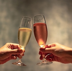 乾杯はアペロ名物！なみなみスパークリングで