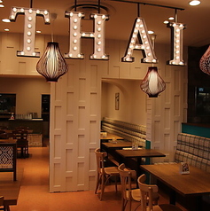 シンプルで洗練されたデザインの店内。ソファー席とテーブル席があり、用途に応じて利用可能です。