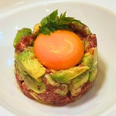 馬肉とアボカドのタルタル