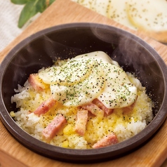 モッツァレラチーズとベーコンの炒飯